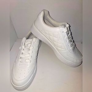 NEW!!! GUESS white sneakers, size 11